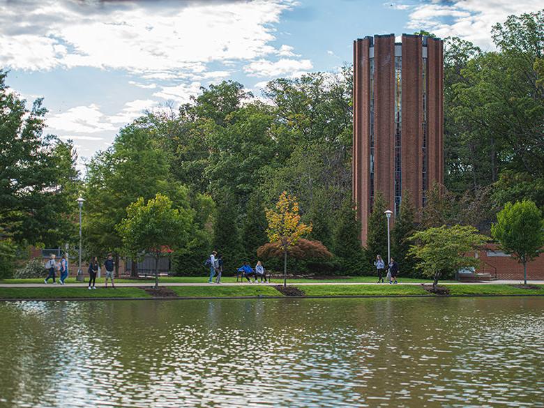 The Eve Chapel overlooking the reflecting pond on <a href='http://facilitiesuse.clarasport.net'>十大网投平台信誉排行榜</a>阿尔图纳分校 campus